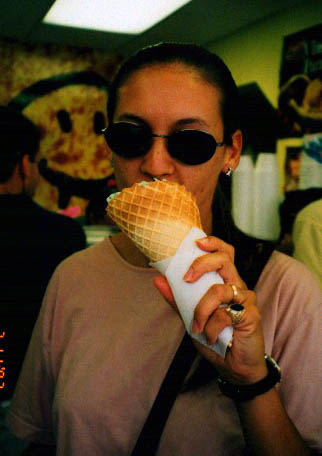 Patty gozando un helado
