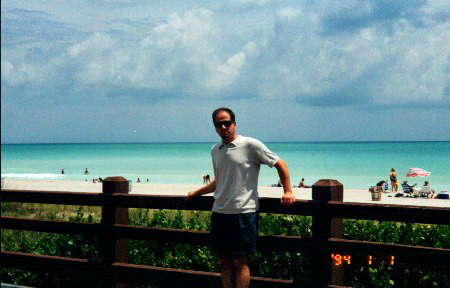 Mauricio delante de la playa Miami 