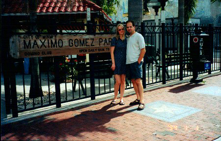 Mauricio y yo delante del parque Máximo Gómez donde está el famoso club de dominó 